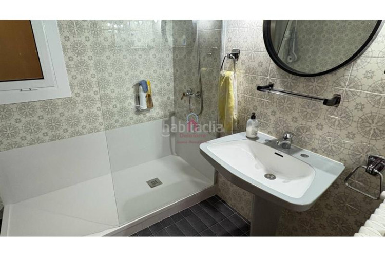 Casa  en venta en la gripia, en carrer borges blanques de 220m construidos con salida a patio de 40m, tres terrazas y en Terrassa