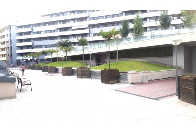 Piso fantastico piso de 2 habitaciones con pk trastero con piscina comunitaria en Terrassa