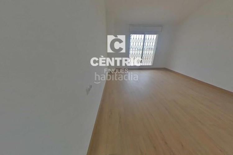 Piso amplio piso reformado con 4 habitaciones y ascensor ideal para familias o inversores! en Terrassa