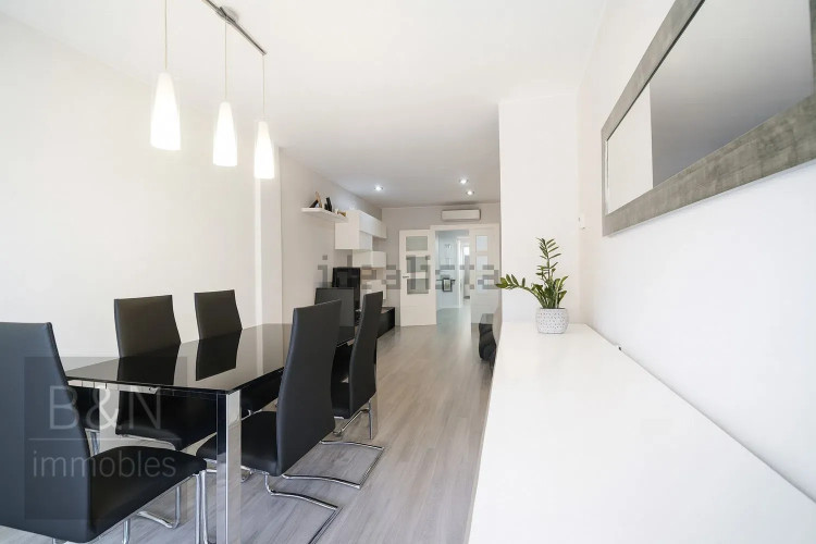 Una vivienda reformada con encanto, dos balcones y plaza de parking