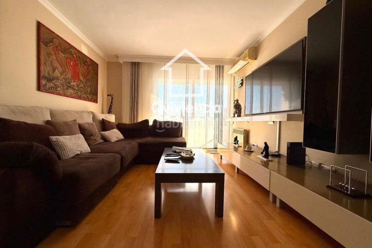 Ático  de 3 habitaciones con gran balcón en av glories catalanes, en Terrassa