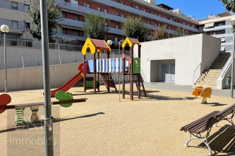 Dúplex tu hogar con alma espacio, confort, tres salidas al exterior y zona comunitaria con piscina y plaza de parking en Terrassa