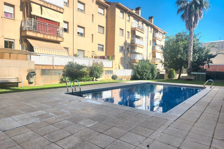 Piso 3 dormitorios, piscina, parking y trastero en Terrassa