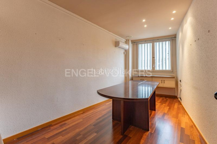 Apartamento gran oportunidad para crear tu hogar en el centro 131m2 en Terrassa