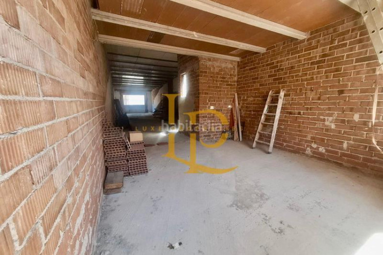 Casa  de pueblo independiente en construccion para acabar a tu gusto en Terrassa