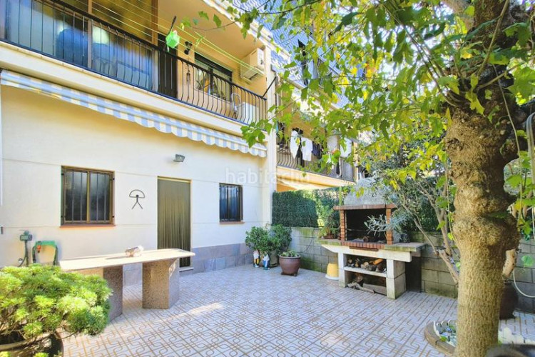 Casa magnifica casa unifamiliar de 230 m2 con 3 hab dobles y gran estudio 55 m2 en Terrassa