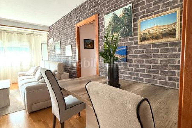 Piso zona de Ca n'Aurell. piso de 4habs. + 2lav. + balcón en angel sallent en Terrassa