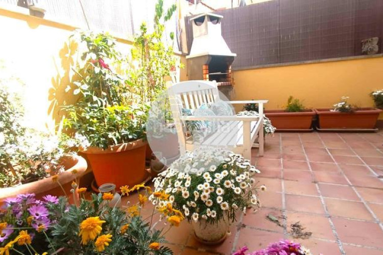 Planta baja bonita planta baja de 2 hab, terraza con barbacoa y plaza de aparcamiento en carrer conca torresana la gripia, en Terrassa
