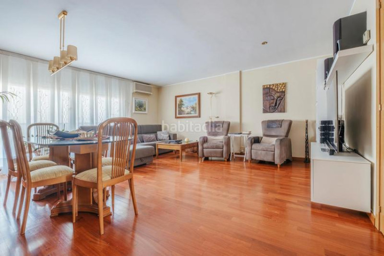 Casa adosada  con 3 habs. + 2 wc, terraza y pk en Terrassa