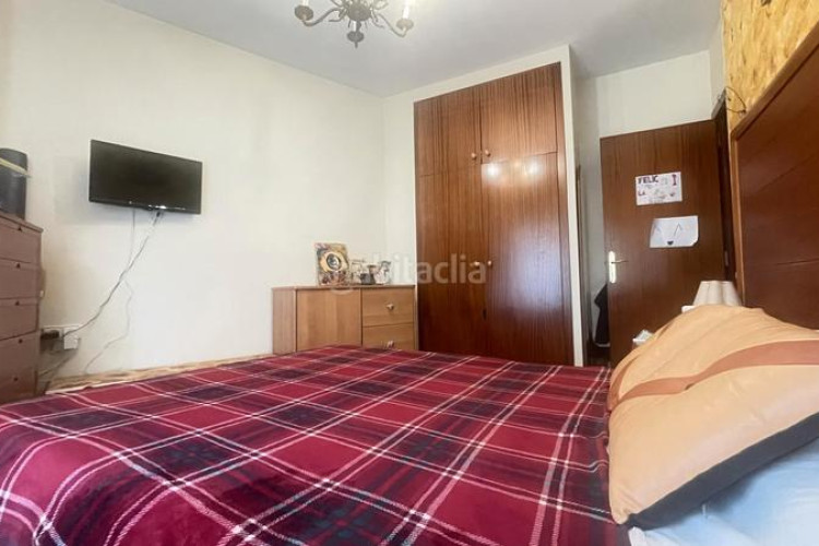 Piso zona de sant pere. piso de 3habs. + 2lav. + balcón + trastero + piscina comunitaria en Terrassa