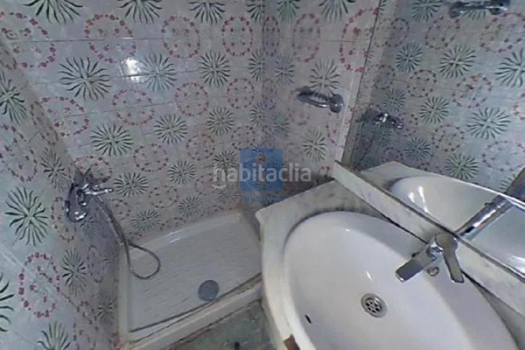 Piso inmueble ilegalmente okupado situado en la calle mossen angel rodamilans 222, bajos 4, , barcelona. en Terrassa