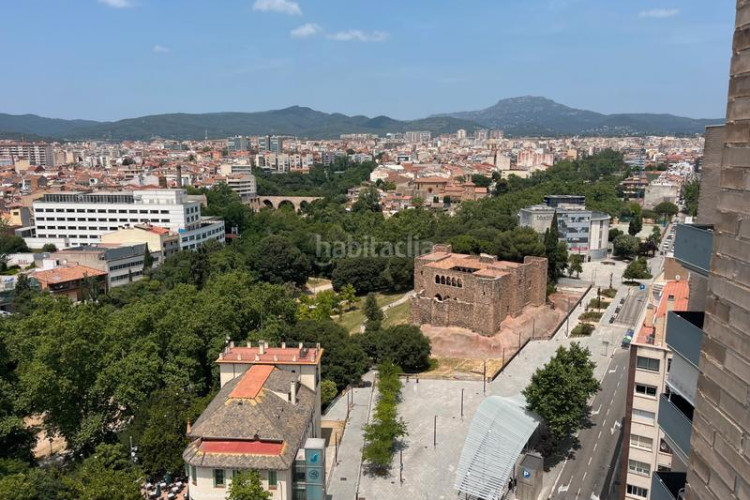 Dúplex en carrer de miquel vives 5 exclusivo duplex: salón-comedor, cocina, 4 habitaciones, 3 baños, terraza, pk y trastero en Terrassa
