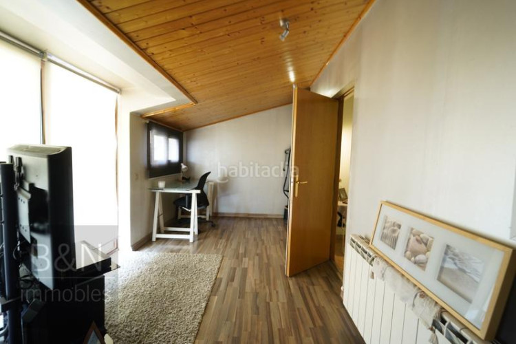 Dúplex un hogar con espacios amplios, una espectacular terraza, balcón y tres dormitorios en Terrassa