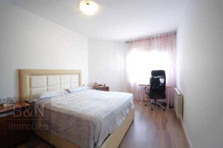 Piso una vivienda con calidez, luz y balcón recién reformado con plaza de garaje incluida en Terrassa