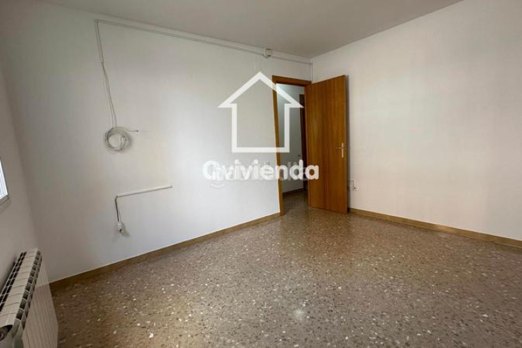 Piso  en planta baja de 3 habitaciones, todo exterior, La Cogullada en Terrassa