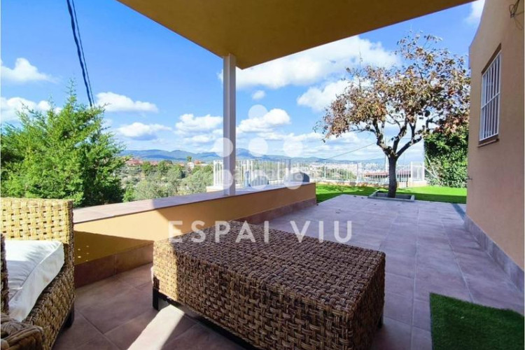 Casa adorable casita con jardín recién reformada. en Terrassa