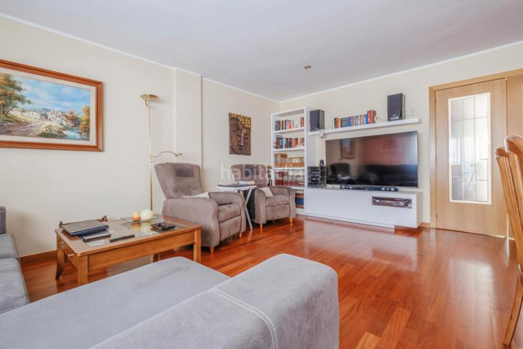 Casa adosada  con 3 habs. + 2 wc, terraza y pk en Terrassa