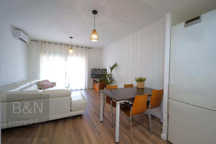 Piso una vivienda con calidez, luz y balcón recién reformado con plaza de garaje incluida en Terrassa