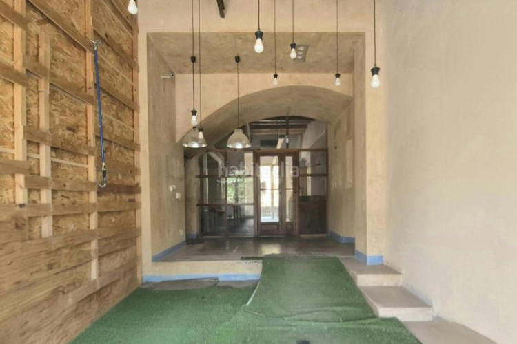Casa de 190 m2 amb pati a la plaça del progres en Terrassa