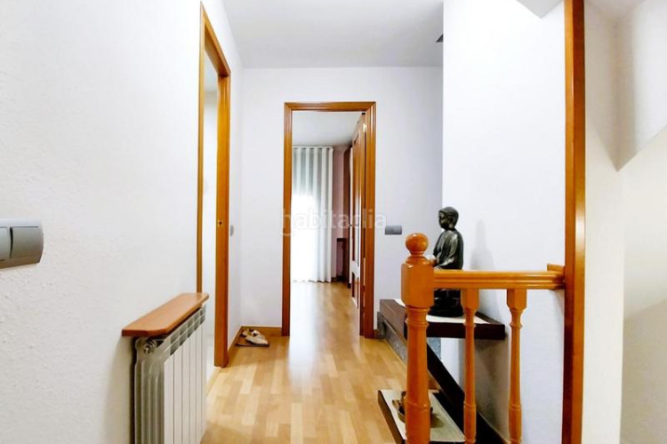 Casa magnifica unifamiliar de 230 m2 con garaje 3 coches, 3 dormitorios dobles, espectacular estudio 55 m2 y patio en Terrassa