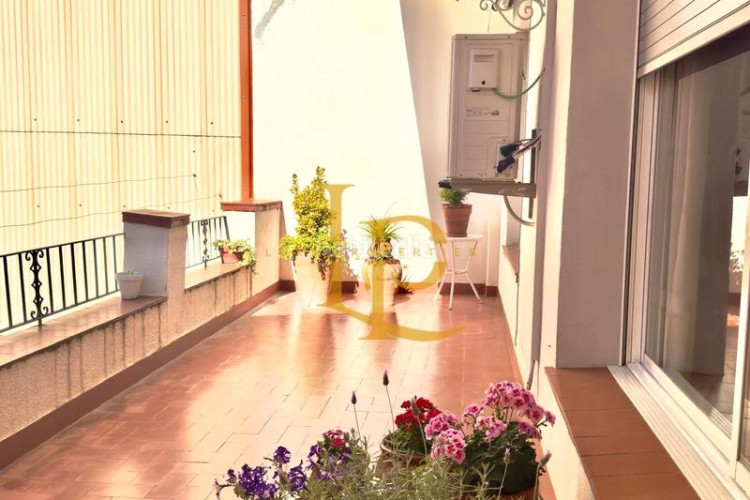 Casa adosada preciosa casa con terraza y garaje en una zona privilegiada en Terrassa