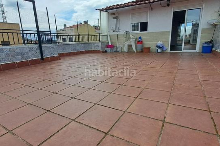 Ático atico totalmente reformado. 2 hab. dobles. 2 terrazas. amplio estudio. en Terrassa