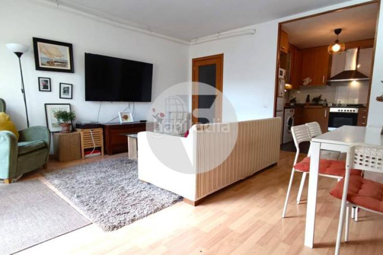 Planta baja bonita planta baja de 2 hab, terraza con barbacoa y plaza de aparcamiento en carrer conca torresana la gripia, en Terrassa