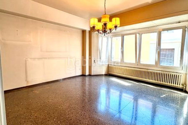 Piso  señorial único en pleno centro – 6 habitaciones, 3 baños, terraza de 200 m², parking incluido en Terrassa