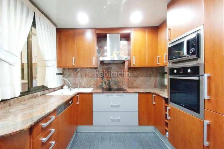 Casa magnifica casa unifamiliar de 230 m2 con garaje 3 coches, 3 grandes dormitorios, especatcular estudio 55 m2 y patio en Terrassa