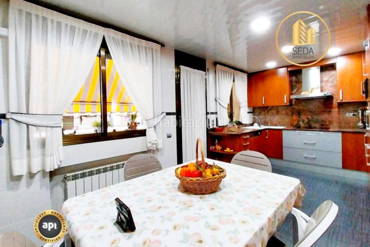 Casa impecable casa unifamiliar renovada con 4 plantas, garaje triple y estudio con chimenea en la gripia en Terrassa