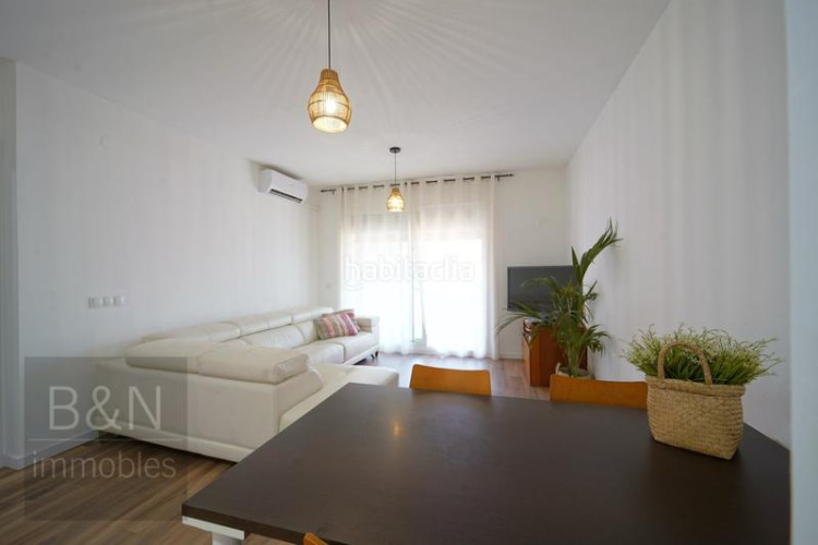 Piso una vivienda con calidez, luz y balcón recién reformado con plaza de garaje incluida en Terrassa