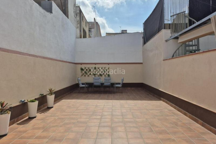 Planta baja  seminueva de 3 hab con patio de 60 m2 en rambla francesc macia en Terrassa