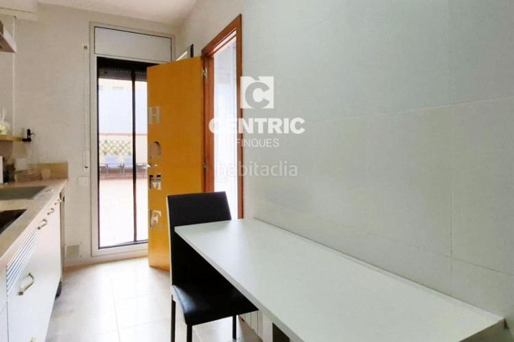 Piso planta baja seminueva de 3 hab con patio 60 m2 sur en francesc macia en Terrassa