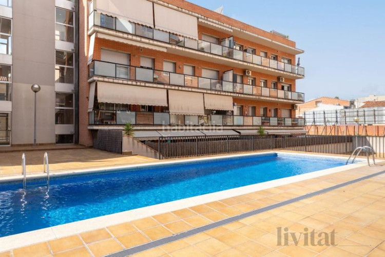 Piso en edison piso con piscina, parking y trastero en Terrassa