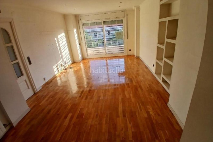 Piso vivienda de 4 habitaciones con gran terraza y parking incluido en Terrassa