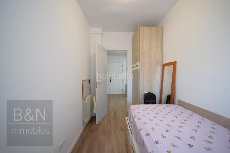 Piso una vivienda con calidez, luz y balcón recién reformado con plaza de garaje incluida en Terrassa