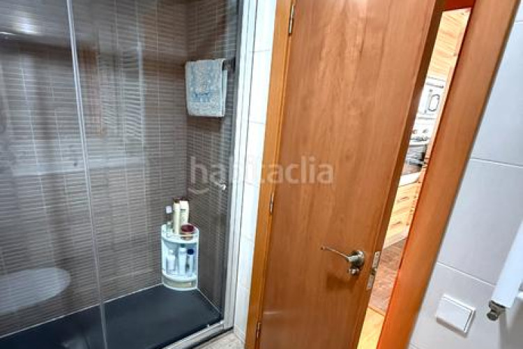 Piso zona de Ca n'Aurell. piso de 4habs. + 2lav. + balcón en angel sallent en Terrassa
