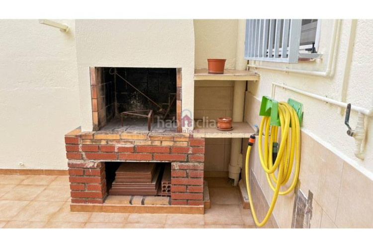 Casa  en venta en la gripia, en carrer borges blanques de 220m construidos con salida a patio de 40m, tres terrazas y en Terrassa