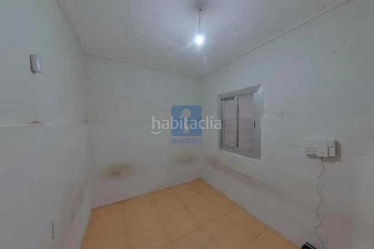 Piso inmueble ilegalmente okupado situado en la calle sant crispi 138, bajos 1, , barcelona en Terrassa