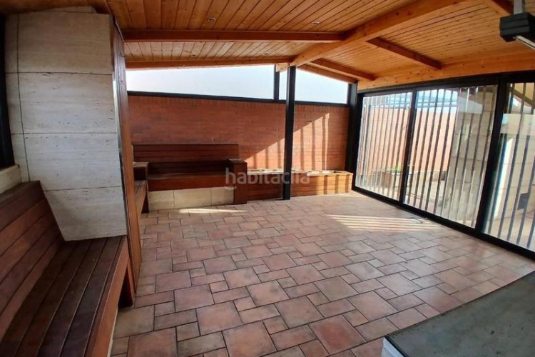 Piso vivienda de 4 habitaciones con gran terraza y parking incluido en Terrassa