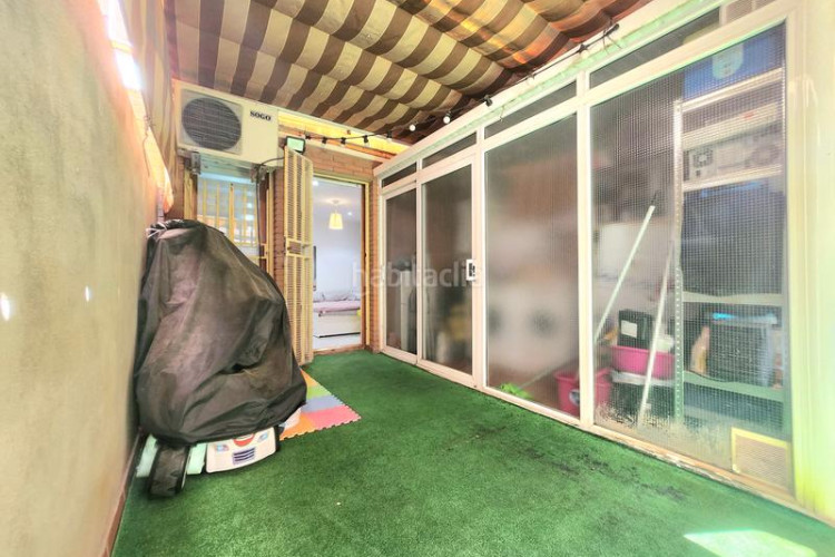 Piso con entrada independiente, terraza y parking en Terrassa