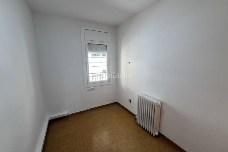 Piso gran piso en can aurell , 4 habitaciones y parking incluido en Terrassa