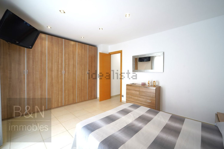 Un hogar reformado, con doble salida exterior y solo un vecino.