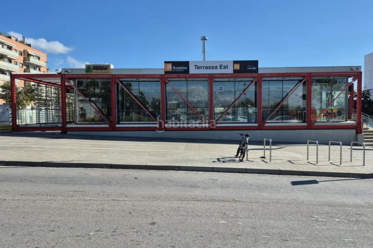 Piso edifici blau cel 3 hab amb 12 m2 sud al costat estacio est en Terrassa