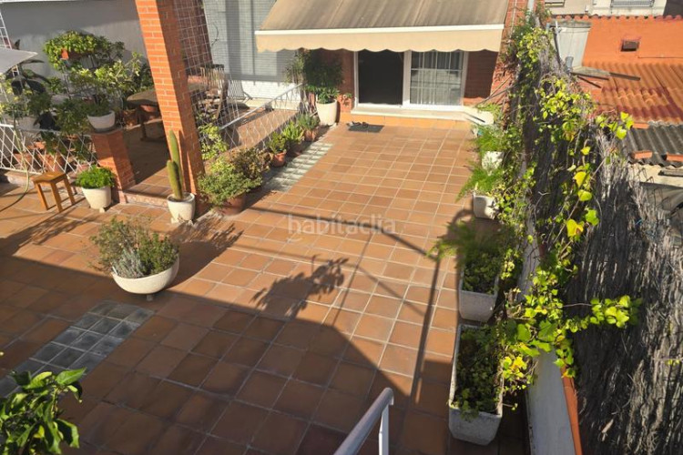 Chalet casa de 3 plantas con piscina y gran garajealmacén en Terrassa