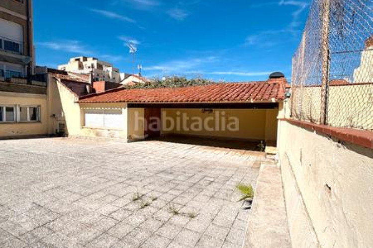 Piso  señorial único en pleno centro – 6 habitaciones, 3 baños, terraza de 200 m², parking incluido en Terrassa