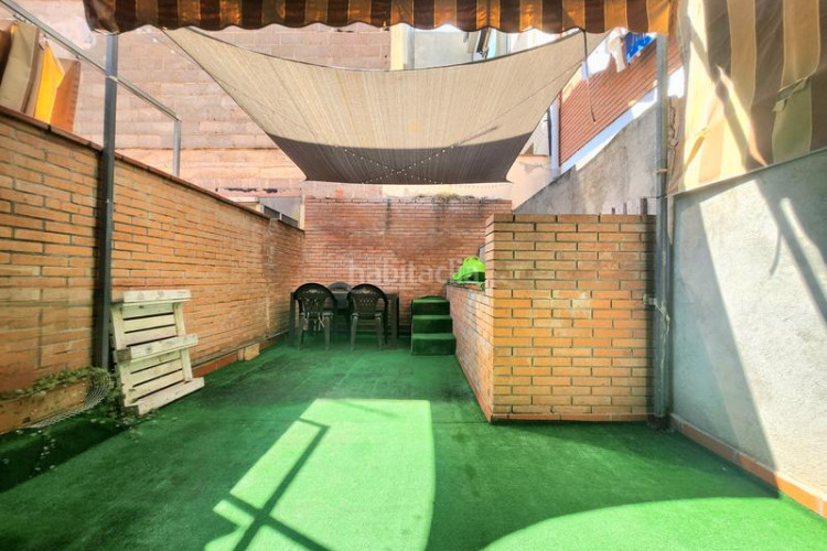 Piso con entrada independiente, terraza y parking en Terrassa