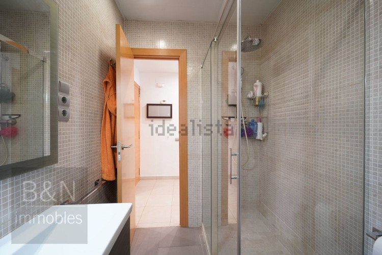 Un hogar reformado, con doble salida exterior y solo un vecino.