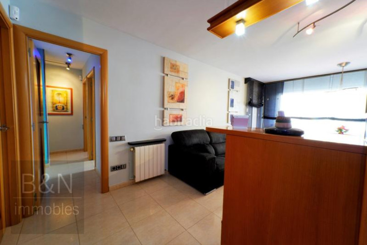 Piso una vivienda reformada, llena de luz natural, de estilo moderno y equipada con muebles hechos a medida! en Terrassa