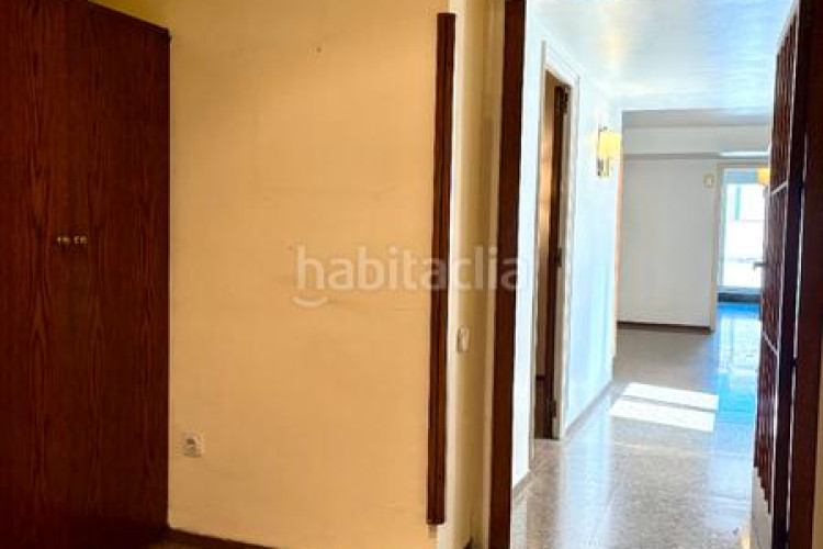 Piso  señorial único en pleno centro – 6 habitaciones, 3 baños, terraza de 200 m², parking incluido en Terrassa